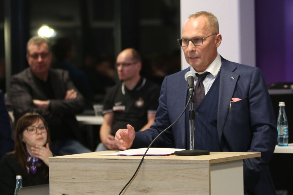 FCE-Präsident Helge Leonhardt konnte gute Neuigkeiten verkünden, appellierte aber gleichzeitig an die Mitglieder und die Mannschaft.