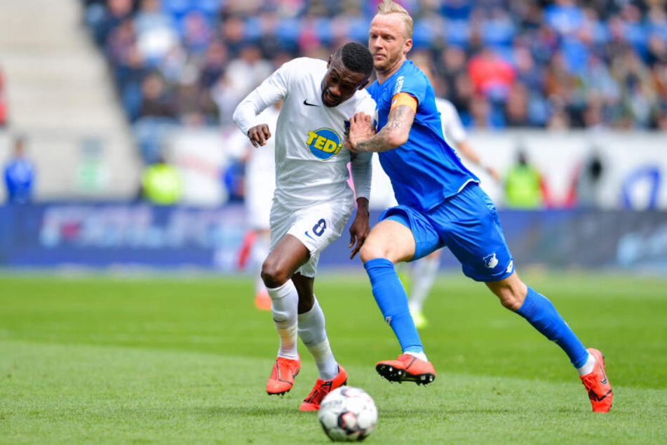 Berlins Salomon Kalou (l) und Hoffenheims Kevin Vogt kämpfen um den Ball.