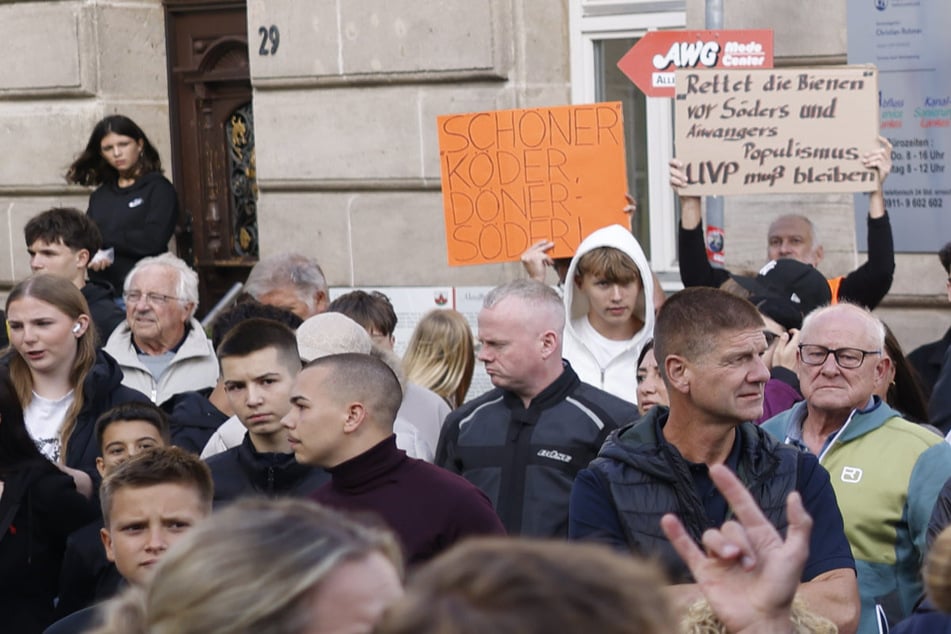 Die Aktion lockte Hunderte Menschen an. Aber nicht alle waren Fans des Ministerpräsidenten und Hobby-Food-Bloggers.