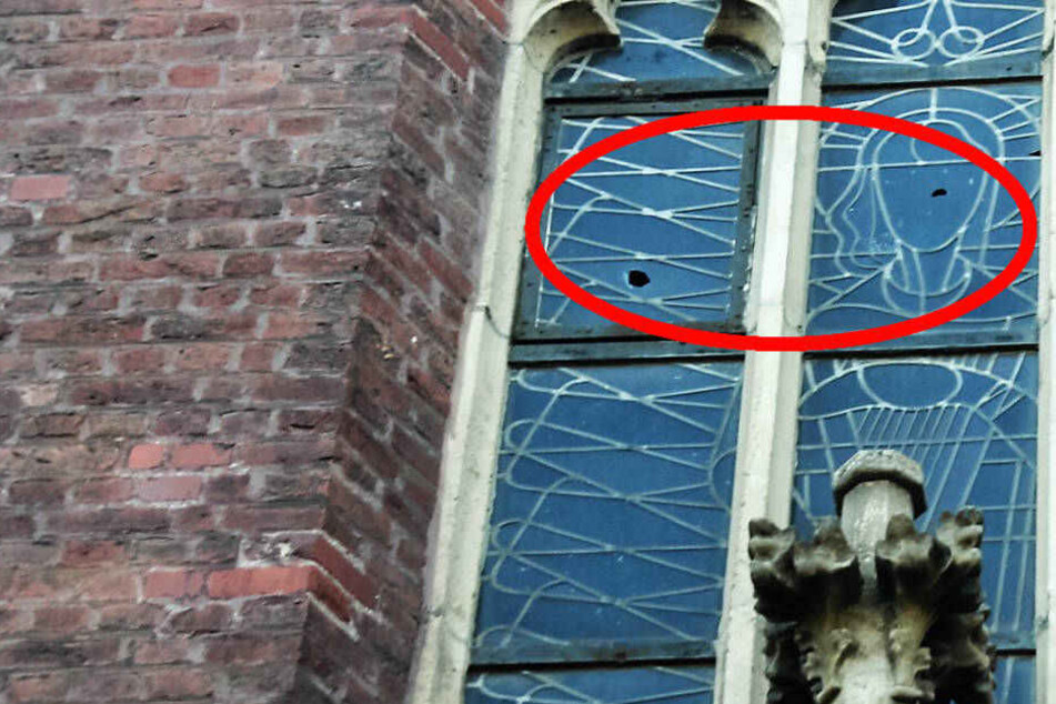 Die Einschusslöcher sind deutlich zu sehen.