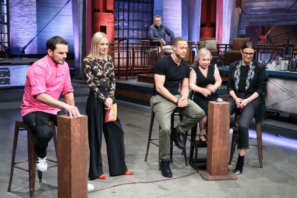 Die Kontrahenten lauschen der Jury (l-r): Steffen Henssler, Moderatorin Annie Hoffmann, Andrej Mangold, ChrisTine Urspruch und Laura Wontorra.