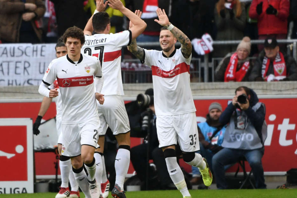 Stuttgarts Benjamin Pavard (l-r), Mario Gomez und Torschütze Daniel Ginczek bejubeln das Tor zum 1:0.