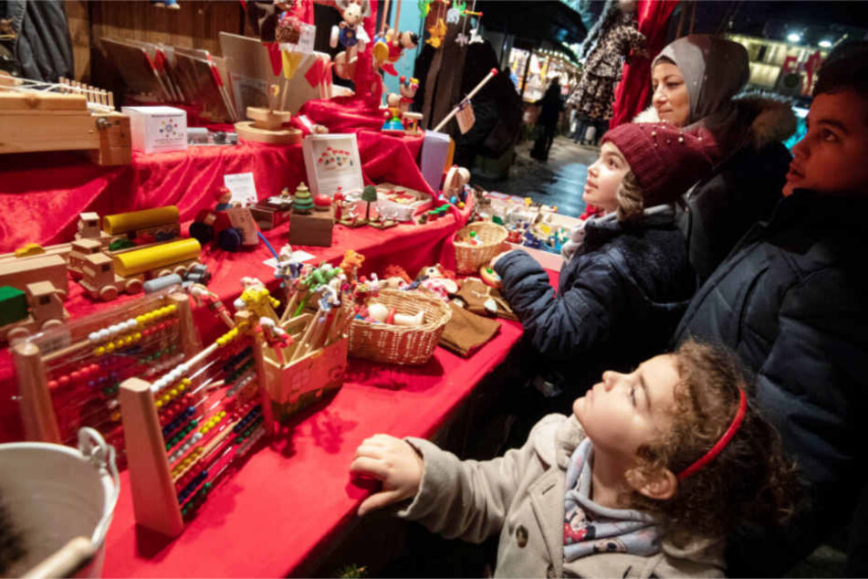Eine muslimische Familie auf dem Stuttgarter Weihnachtsmarkt.
