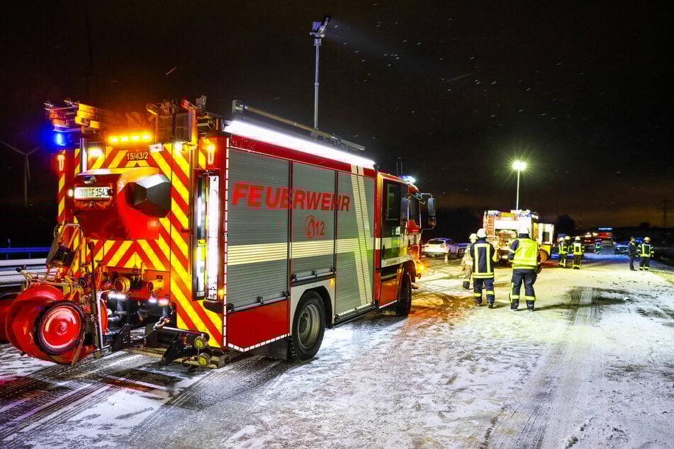 Die Bergung der Unfallwagens gestaltete sich für die Einsatzkräfte schwierig.