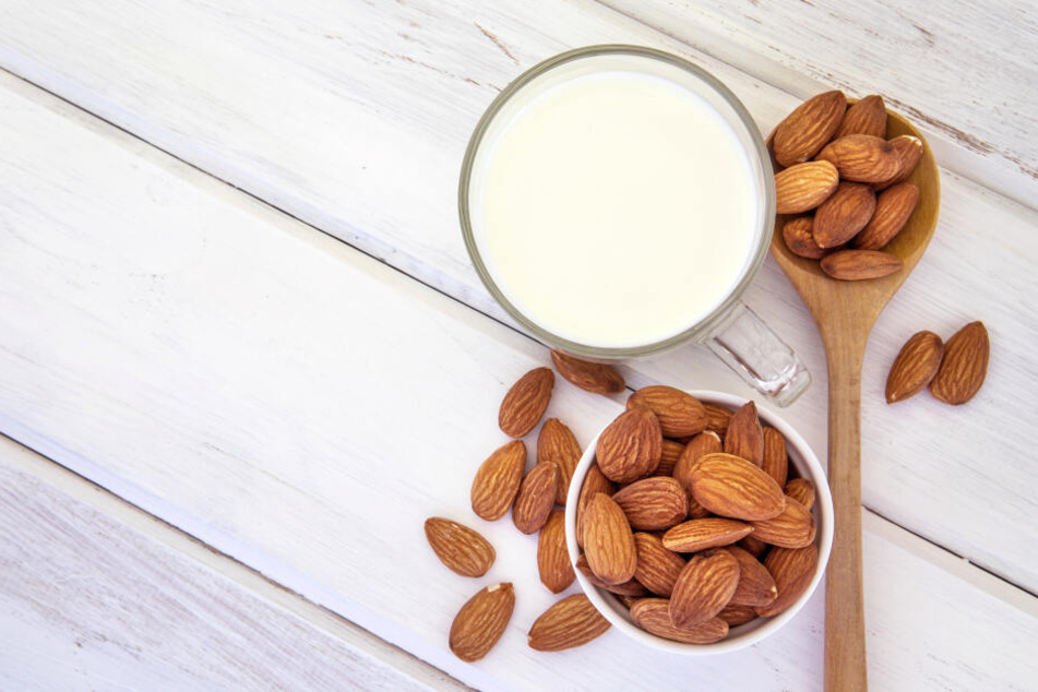 "Milch" aus Mandeln liefert ebenso wie die aus Reis nur wenige Mineralstoffe und Vitamine.