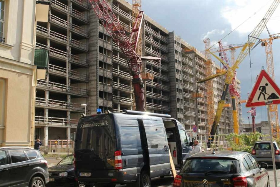 Am Morgen nach dem Brand rückten Kriminaltechniker an. An der Fassade sind deutliche Rußspuren zu erkennen.