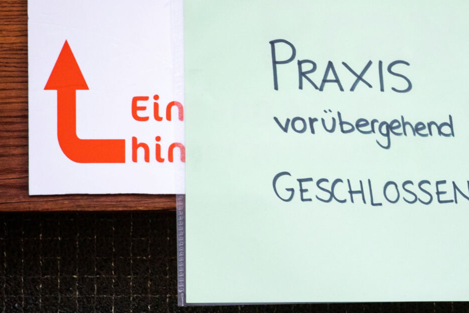 Das Foto zeigt die Tür einer geschlossenen Praxis für Logopädie in Würzburg.