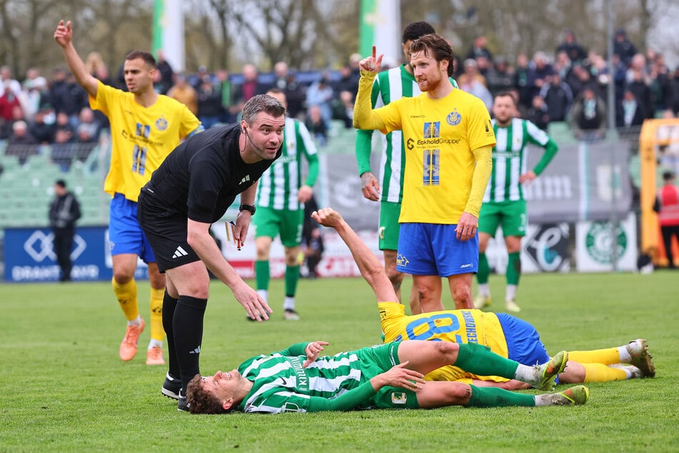 Voller Einsatz ist beim Stadtderby zwischen Lok Leipzig und der BSG Chemie Leipzig natürlich Pflicht.