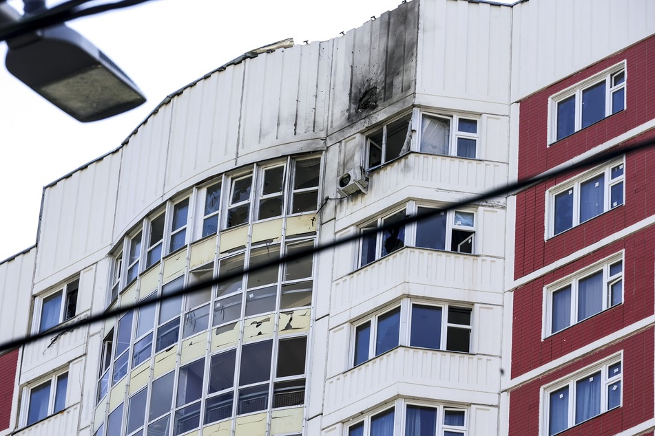 Ein Wohnhaus in Moskau, das Berichten zufolge durch eine ukrainische Drohne beschädigt wurde. Die Ukraine weist die Vorwürfe zurück.
