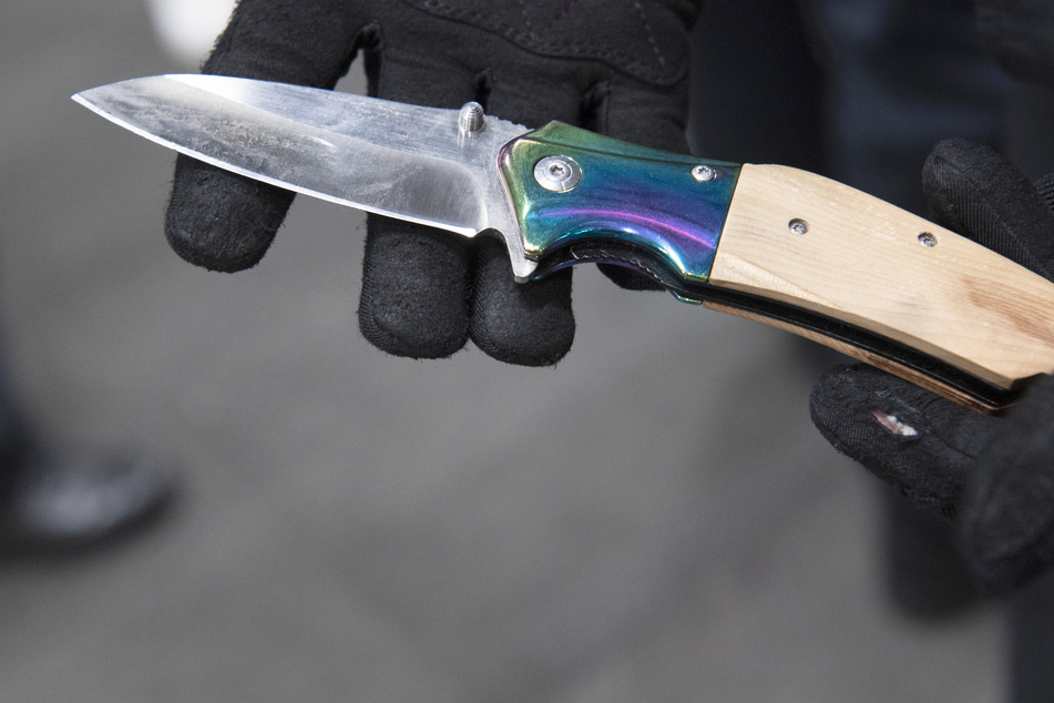 Bewaffneter Mann attackiert Polizei: Einsatzkräfte drohen mit Schüssen