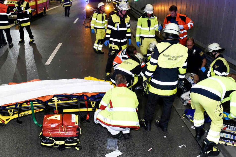 In München sind im Luise-Kiesselbach-Tunnel zwei Menschen bei einem Motorradunfall verletzt worden.