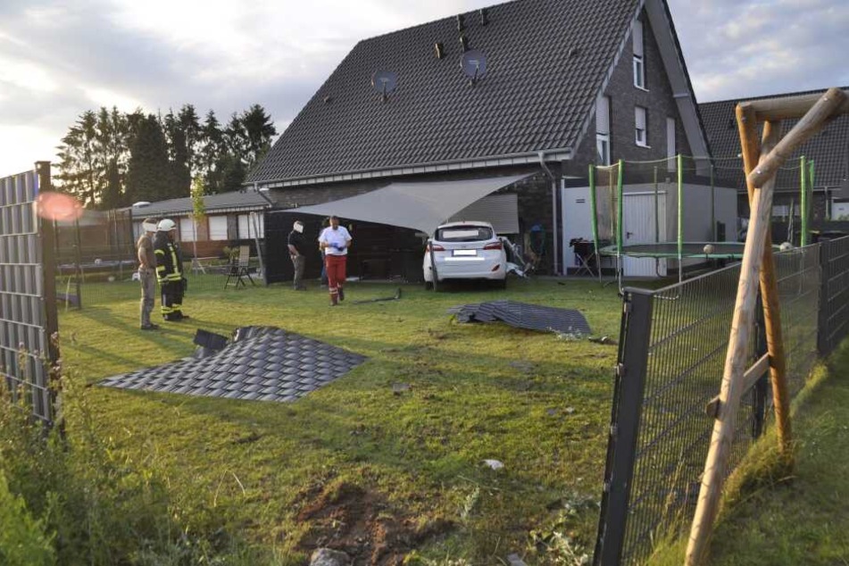 Bei der irren Fahrt wurde auch ein Gartenzaun durchbrochen.