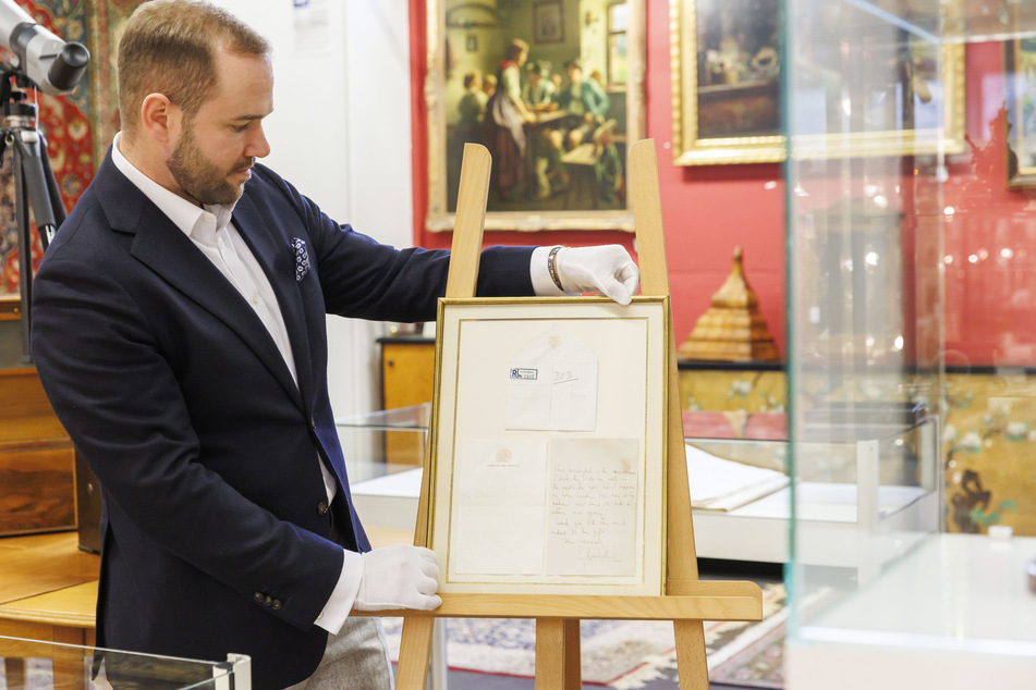 Das Stuttgarter Auktionshaus Eppli versteigert einen handgeschriebenen zweiseitigen Brief der kürzlich gestorbenen Königin Elisabeth II. (1926-2022) aus dem Jahr 1966.