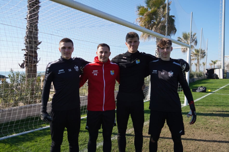 Trainer Patrik Brencic (29) mit seinem Torwart-Trio in Belek: Clemens Boldt (17), David Wunsch (20) und "U17"-Schlussmann Cedric Wimmer (16, v.l.). Der 16-Jährige durfte für den verletzten Stanley Birke (18) mit in die Türkei.