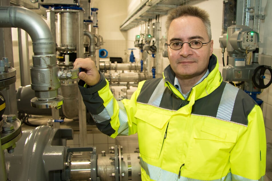 Investitionschef Torsten Seiler im neuen Abwasserpumpwerk Rähnitz, das im Januar 2021 offiziell in Betrieb genommen wurde. Bis zu 2,9 Millionen Kubikmeter Abwasser können derzeit jährlich zum Klärwerk Kaditz gepumpt werden.