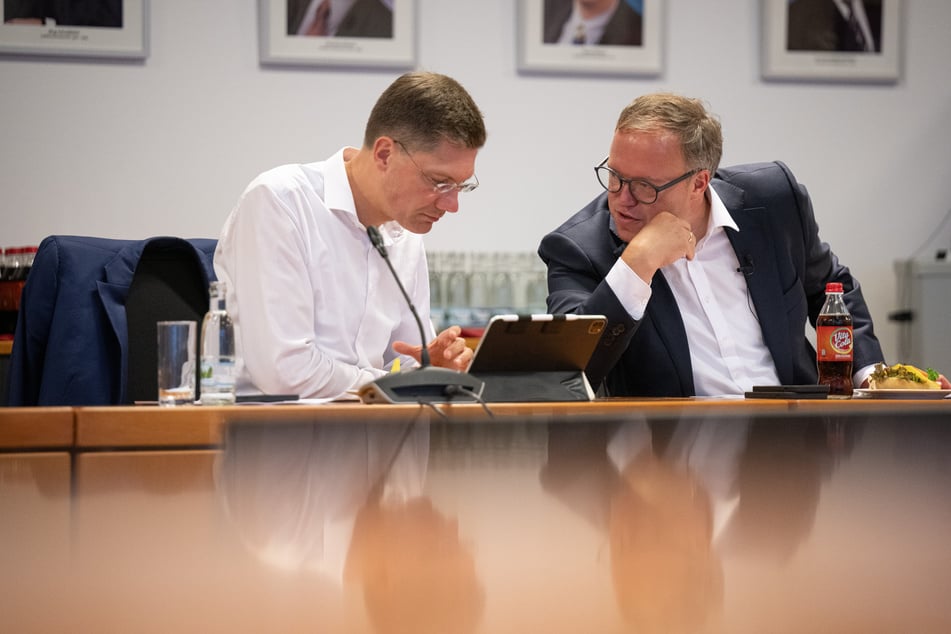 Mario Voigt (47, rechts) im Gespräch mit Christian Hirte (48) nach der Landtagswahl Anfang September 2024. (Archivbild)