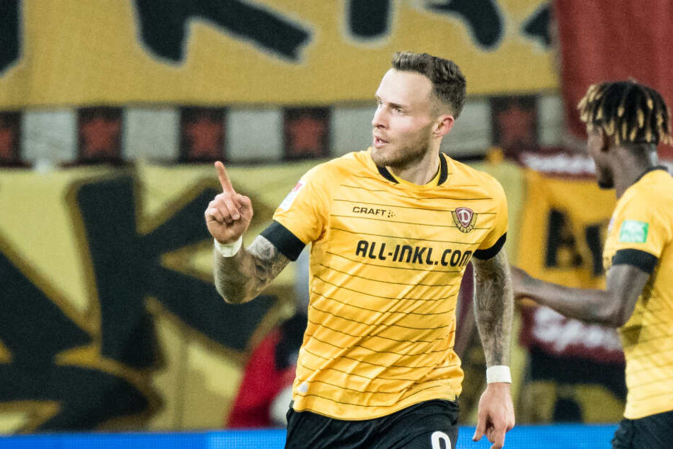 Patrick Schmidt hebt den Zeigefinger. Mit seinem Ausgleichstreffer legte er den Grundstein für den ersten Dresdner Auswärtserfolg seit gut einem Jahr.