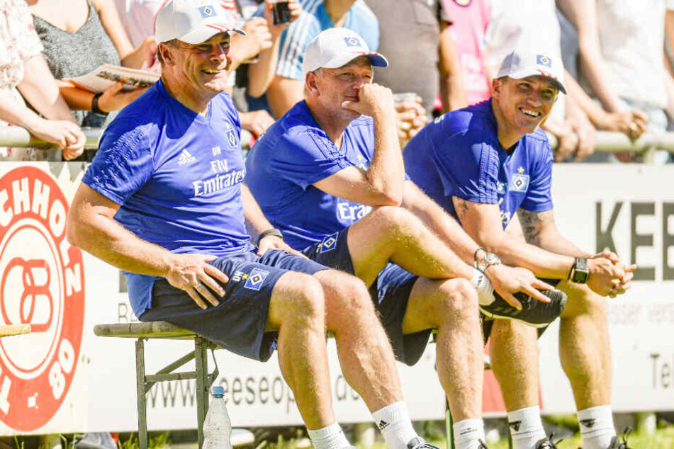 Drei Trainer auf der Bierbank: Dieter Hecking (von links nach recht), Dirk Bremser und Tobias Schweinsteiger beobachten das Testspiel TSV Buchholz gegen Hamburger SV.