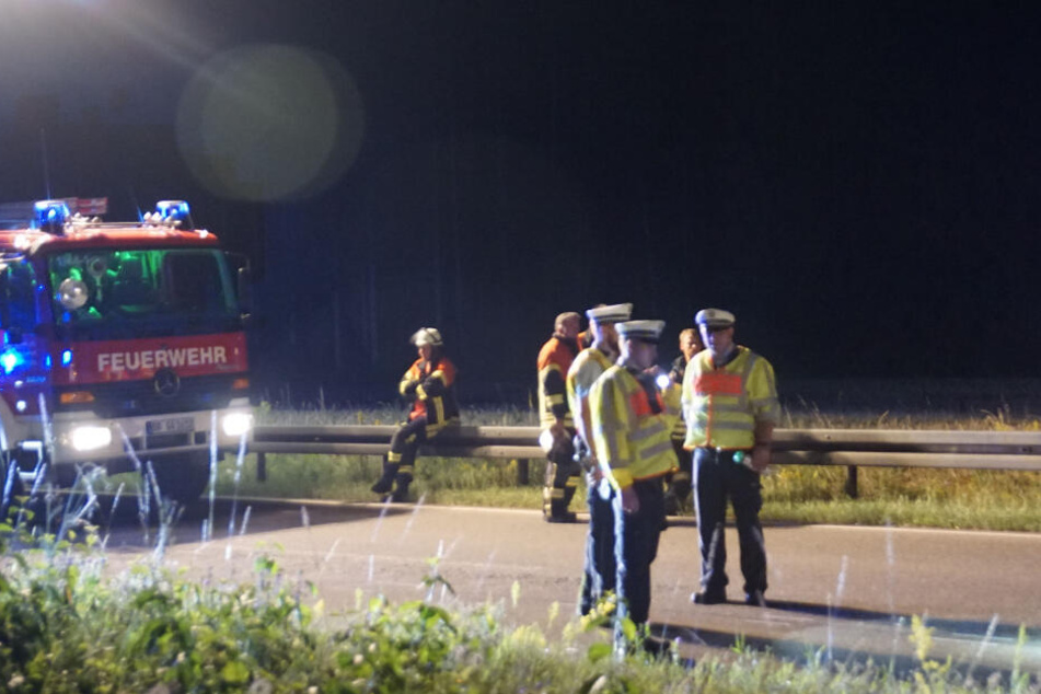 Einsatzkräfte an der Unfallstelle.