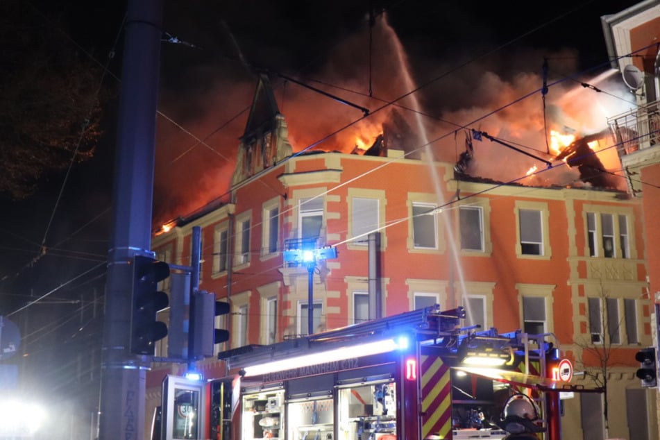 Dachstuhl in Mannheim brennt lichterloh: 29 Menschen evakuiert