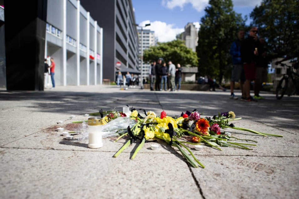 Blumen wurden in der Brückenstraße niedergelegt. Nach einer Messerstecherei, weniger Meter abseits des Stadtfest, erlag eine Person ihren Verletzungen.