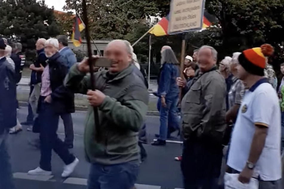 Auf der Demo sieht man großteils ältere Menschen, vorrangig Männer.