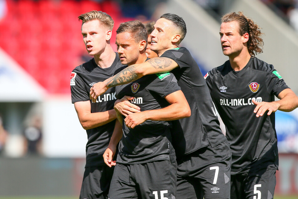 Chris Löwe (2. v.l.) wurde von den Kollegen für seinen Ausgleichstreffer gefeiert.