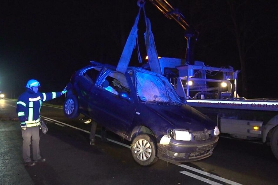 Das Auto kam von der glatten Fahrbahn ab.