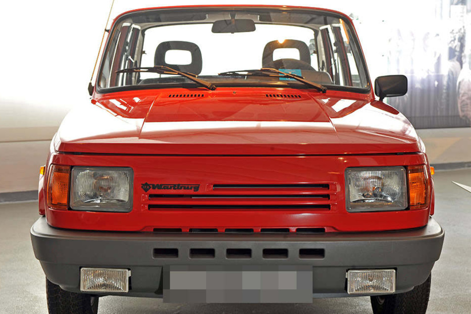 Ein solcher Wartburg 1.3 wurde von zwei Teenagern angezündet und brannte komplett aus. (Symbolbild)