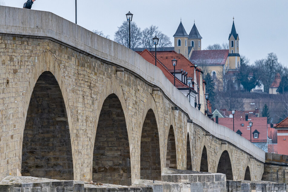 Das Opfer (20) wurde beim Sturz von der Steinernen Brücke in Regensburg schwer verletzt..