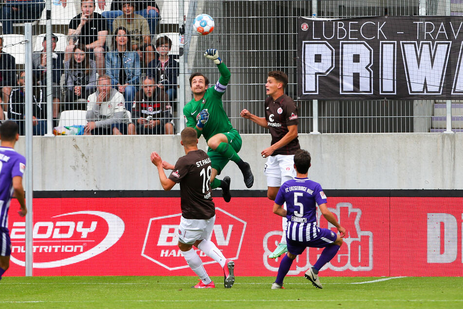 Voller Einsatz von Aue-Keeper Martin Männel (grünes Trikot).
