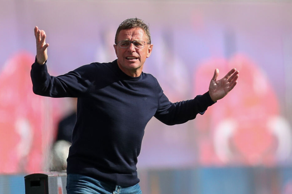"Ich kann doch als Schiedsrichter nicht anpfeifen, wenn der Torhüter noch an dem einen Pfosten steht", beschwerte sich Rangnick nach dem Spiel.