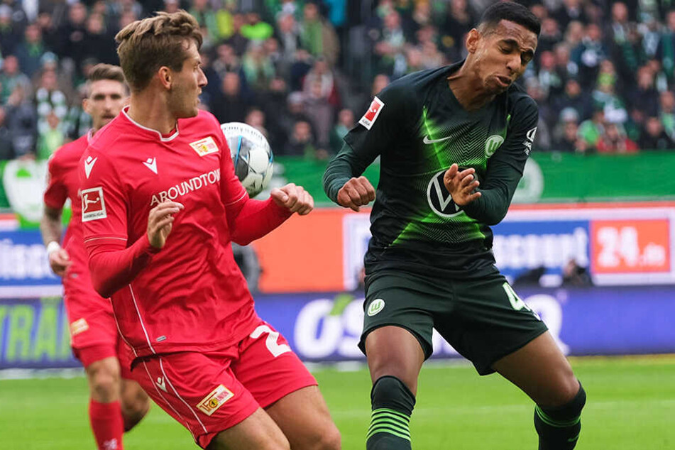 Union-Linksverteidiger Christopher Lenz (l.) und Wolfsburgs Joao Victor im Zweikampf.