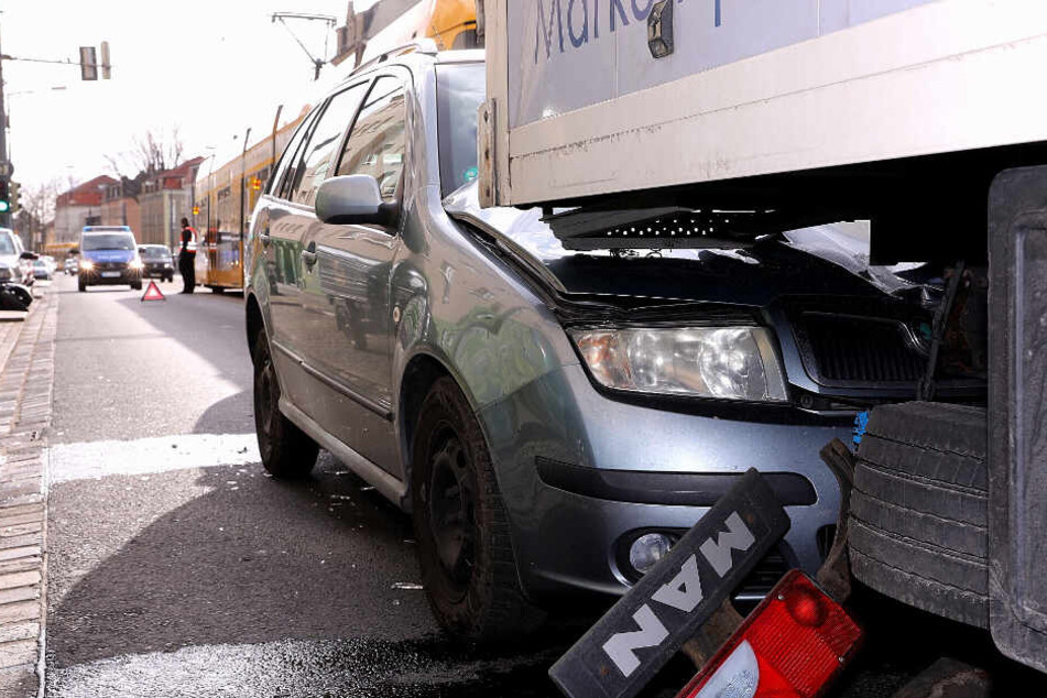 Der Skoda hat sich weit unter das Heck des Lkw geschoben.