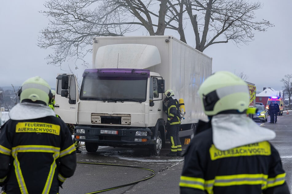 Die Feuerwehr rückte am Dienstagmorgen zu einem Lkw-Brand in Auerbach (Vogtland) aus.