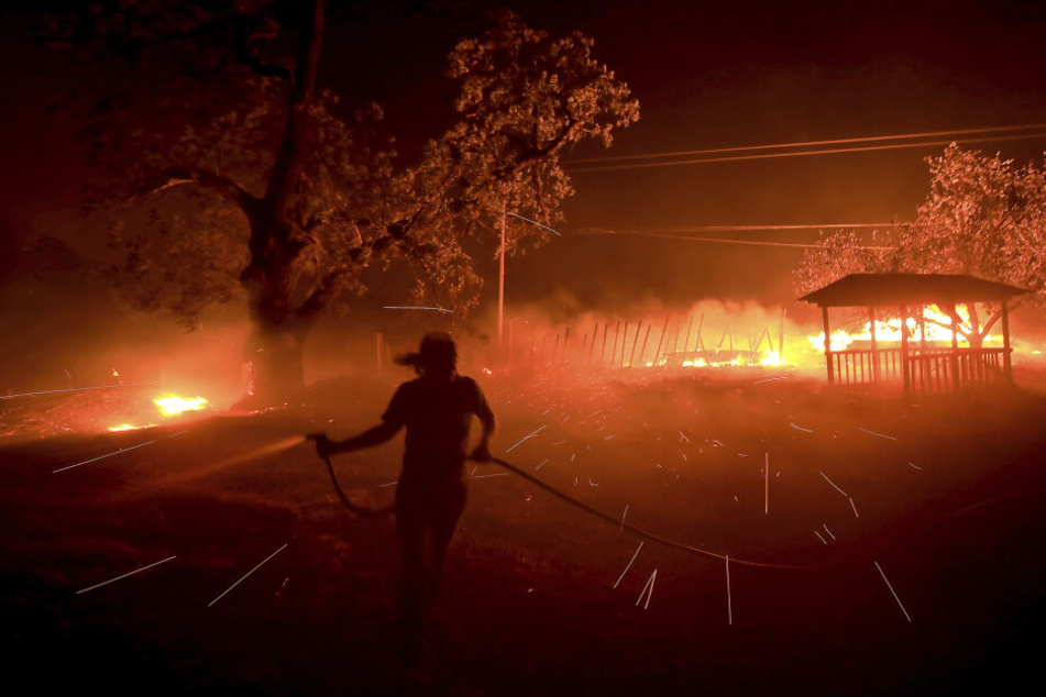 Susi Weaver, Managerin der Hawkeye Ranch, in den Mayacamas Mountains versucht ein Feuer zu löschen.