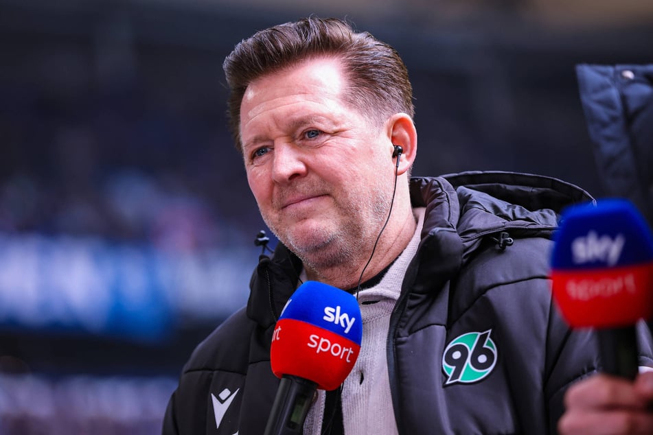 Christian Titz (54) in dem Moment, als er die Nachricht von Sohn Jan-Luca live im TV zu sehen bekommt.