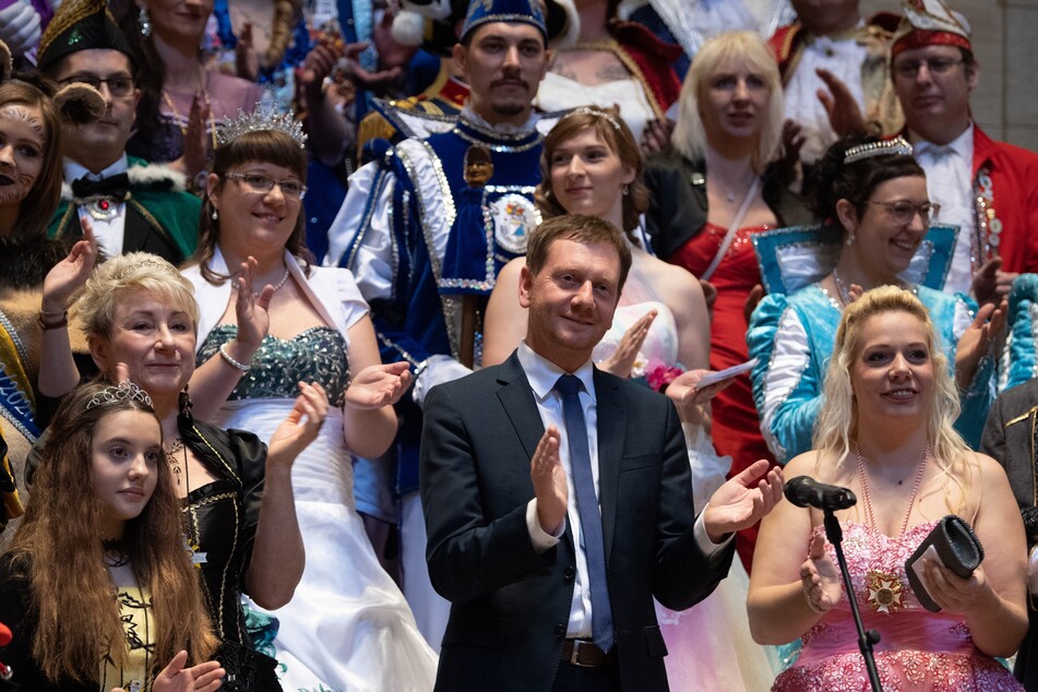 Ministerpräsident Michael Kretschmer (46, CDU, im Anzug) beim Empfang der Karnevalisten in Sachsen im Januar 2020.