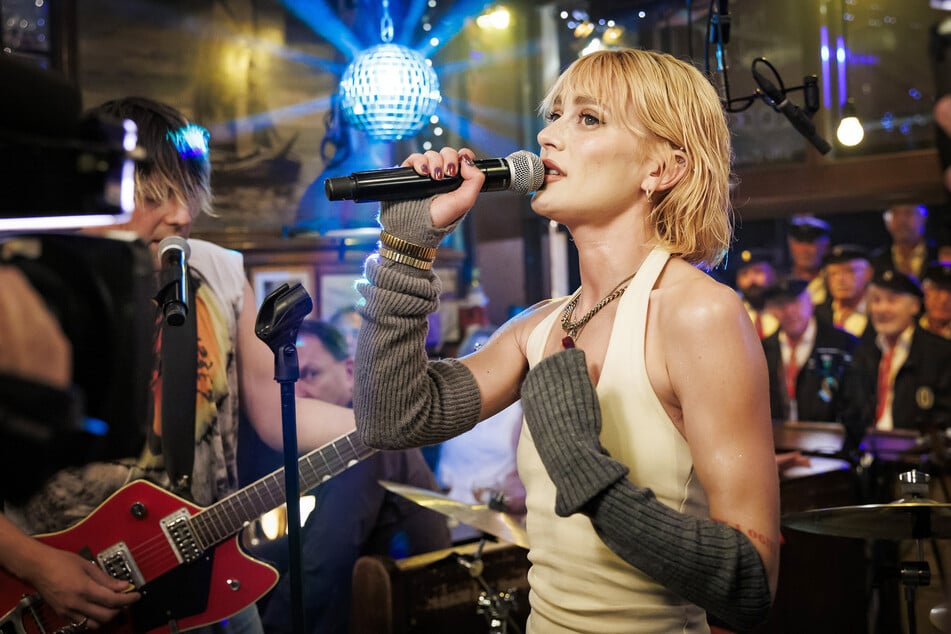 Auch die Musikerin und Schauspielerin Alli Neumann (30) ist in der neuen Folge von "Inas Nacht" zu Gast.