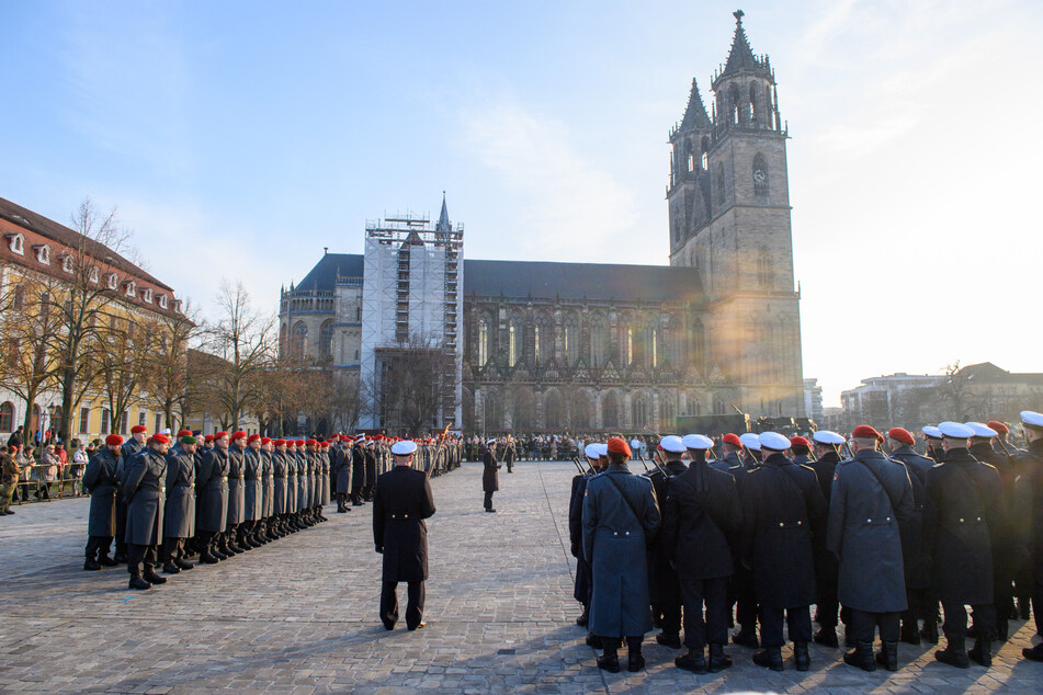 Am Mittwoch versammelten sich rund 150 Soldatinnen und Soldaten auf Zeit auf dem Domplatz in Magdeburg.