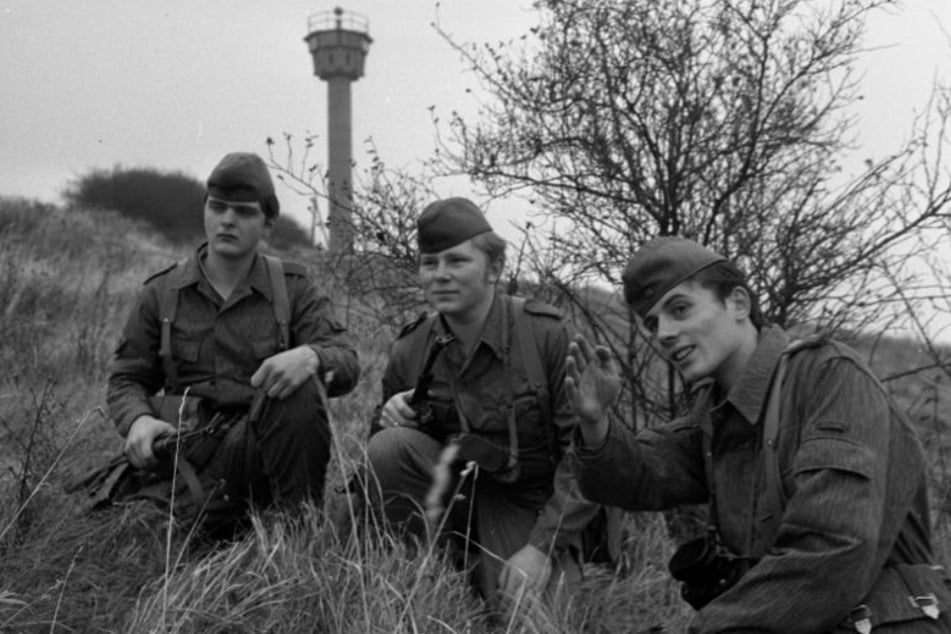 Grenzsoldaten der NVA bei Diensteinweisung.