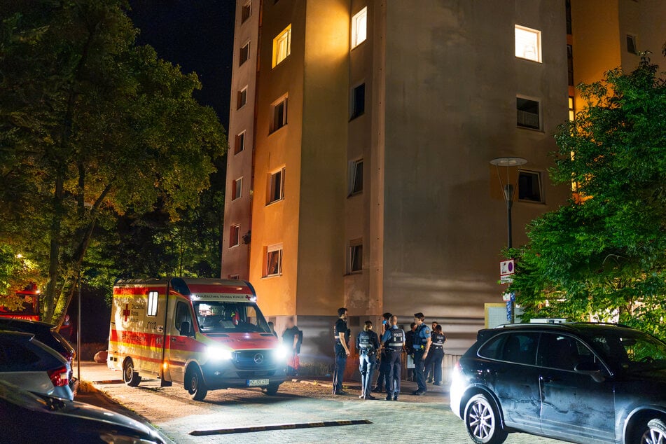 Der Mann sprang aus einem der beleuchteten Fenster im dritten Stock des Mehrfamilienhauses in Mainz-Ebersheim.