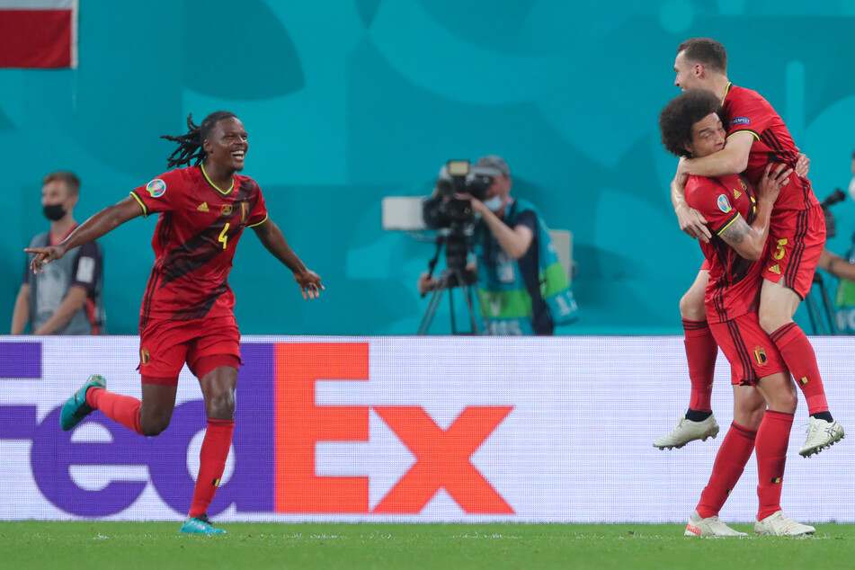 Hertha-Kapitän Dedryck Boyata (30, l.) hat mächtig Spaß im Nationaltrikot Belgiens.