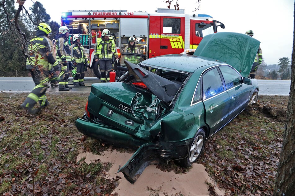 Der Audi wurde beim Baum-Crash stark beschädigt.