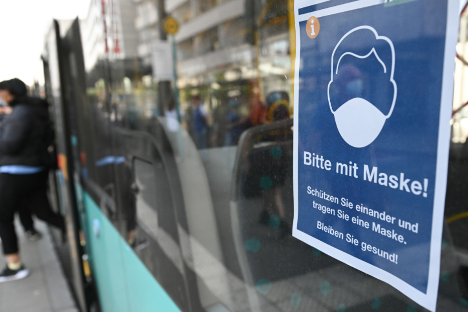 In öffentlichen Verkehrsmitteln gilt aufgrund der Corona-Pandemie Maskenpflicht. (Symbolbild)