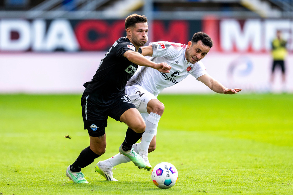 Im Hinspiel lieferten sich der FC St. Pauli um Manolis Saliakas (27, r.) und der SC Paderborn mit Marcel Hoffmeier (24) ein packendes 2:2.
