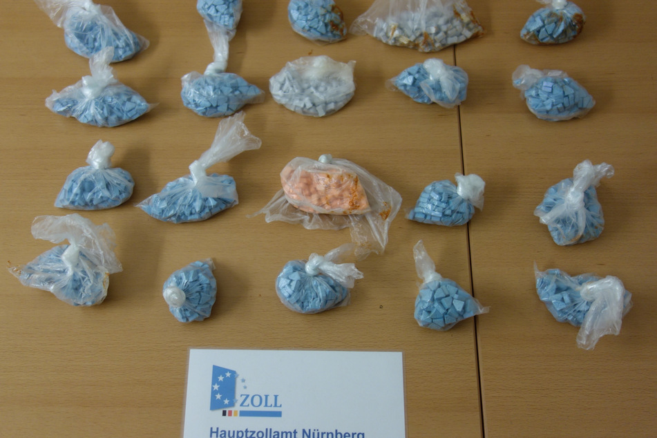 Zollfahnder haben bei einer Kontrolle auf der Autobahn 9 bei Greding im Landkreis Roth in Bayern etwa ein Kilogramm Ecstasy entdeckt.