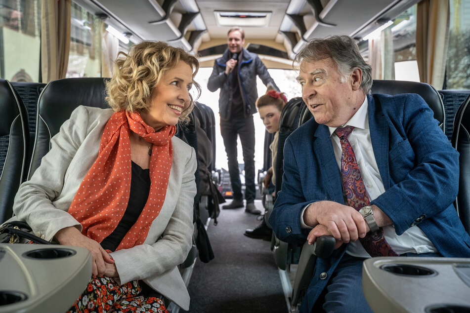 Ex-Chefermittler Hajo Trautzschke fährt als Lockvogel bei einer Busreise mit und lernt Maria Schneider kennen.