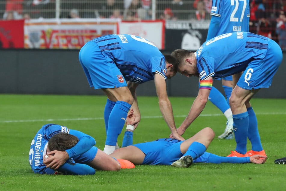 Sowohl Niklas Dorsch (r.) als auch Julian Niehues bleiben benommen liegen.