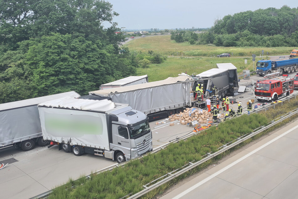 Insgesamt vier Lastwagen haben sich auf der A9 bei Schkeuditz ineinandergeschoben.